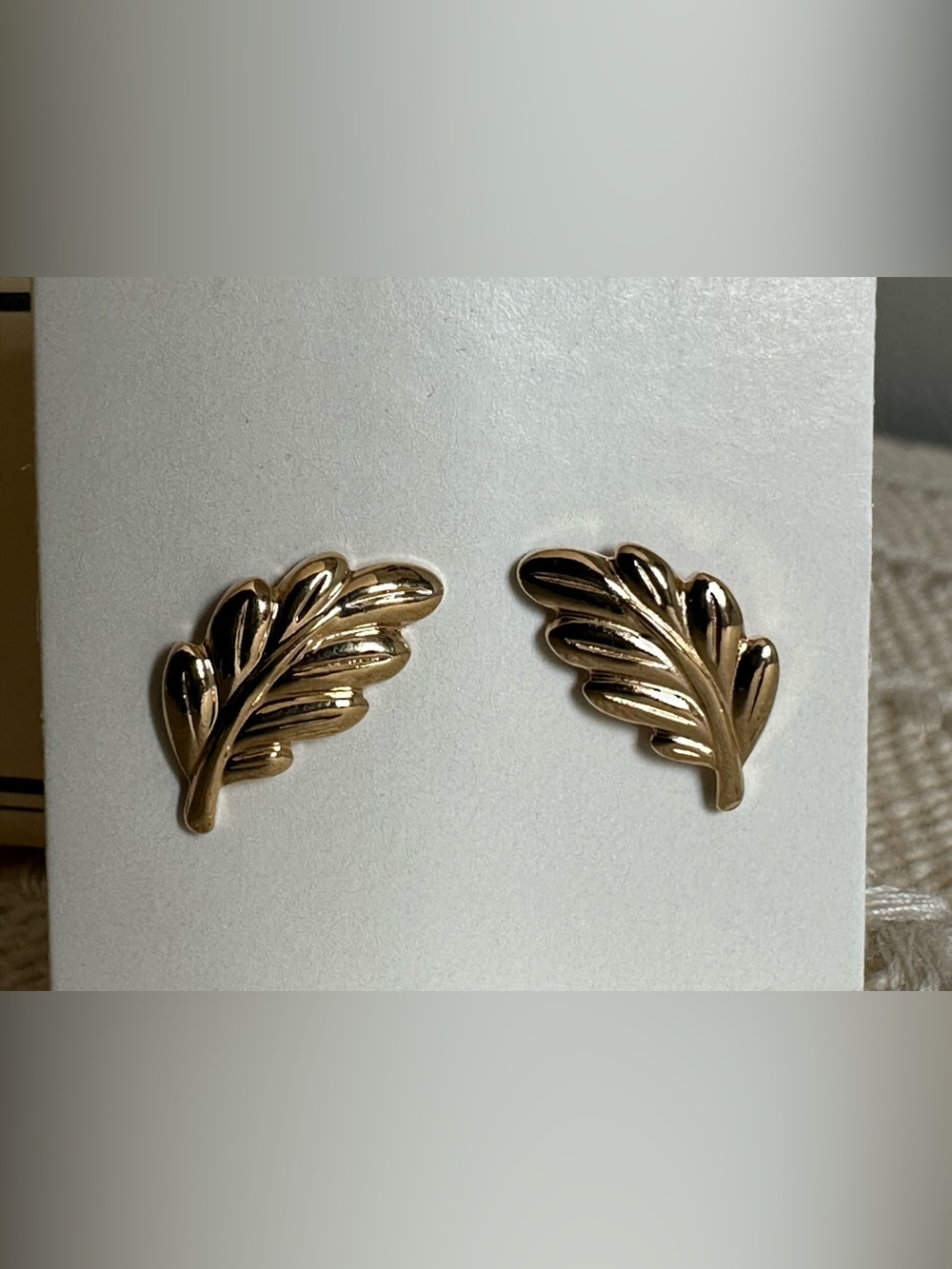 Avon Vintage NOS Gold tone Leaf Earrings In Box 1983